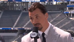 Zlatan Ibrahimović u odelu daje izjavu s mikrofonom.