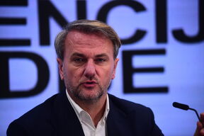 Ostoja Mijailović u odelu.