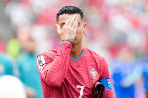 Kristijano Ronaldo se drži za glavu.