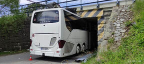Autobus se zakucao u podvožnjak (4).jpg