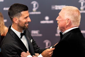 Boris Beker i Novak Đoković se grle.
