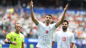 Mehdi Taremi gestikulira navijačima na utakmici Belgija Iran