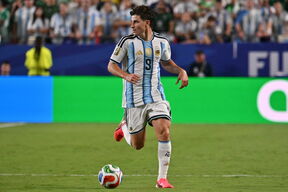 Hulijan Alvarez vodi loptu na utakmici Argentine na Svetskom prvenstvu