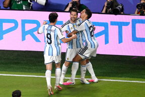 Hulijan Alvarez slavi sa Lionelom Mesijem gol na Svetskom prvenstvu u Americi