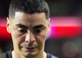 Migel Almiron prvi isključeni fudbaler zbog prekrivanja lica rukom