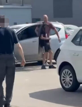 Muškarac uveo dete u auto i udarao ga u Kruševcu (3).jpg