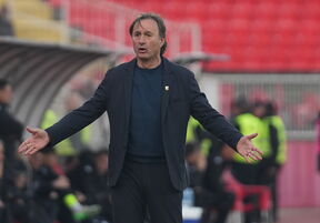 Miroslav Tanjga u odelu.