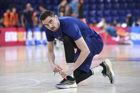 Tomaš Satoranski vezuje pertlu na zagrevanju pred meč Barselona - Valensija