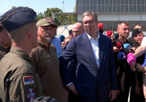 Vučić vojni aerodrom Batajnica (2).jpg
