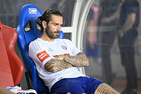 Marko Livaja sedi na klupi Hajduka.