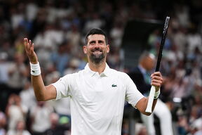 Novak Đoković sa reketom u rukama.