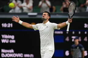 Novak Đoković proslavlja pobedu u prvom kolu Vimbldona
