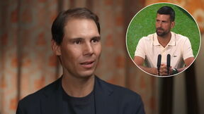 Rafael Nadal u odelu priča dok je Novak Đoković u polo majici u kružiću pored njega.