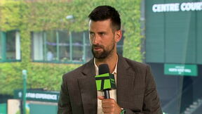 Novak Đoković drži mikrofon u ruci.
