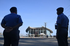 Policijski oficiri ispred centra