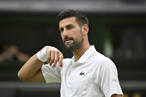 Novak Đoković u beloj majici na Vimbldonu.