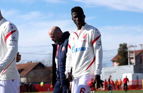 Mahmudu Bađo u beloj opremi Crvene zvezde.