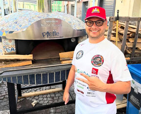 Damir sa kolegama za 12 sati napravio čak 12.000 pizza  (1).jpg