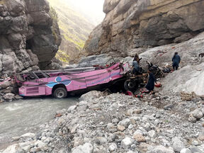 Autobus sleteo u provaliju u Pakistanu (1).jpg
