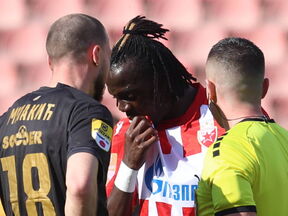 Fudbaler Partizana Nihad Mujakić na derbiju protiv Crvene zvezde.