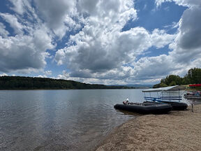 Vlasinsko jezero i čamci na plaži