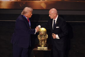 Tramp i Infantino se rukuju.
