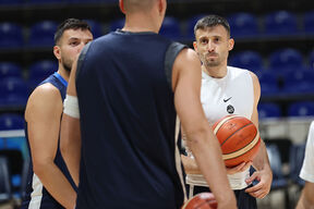 Zagrevanje košarkaša na utakmici Srbija - Bosna i Hercegovina(22).jpg
