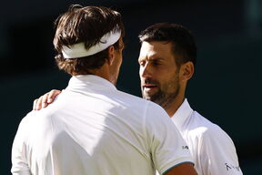 Novak Đoković se pozdravlja sa rivalom na Vimbldonu