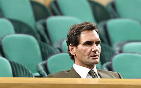 Rodžer Federer sedi sam u loži Vimbldona