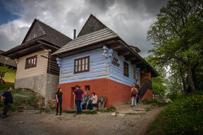 Meštani ispred kuće u selu Vlkolinec u Slovačkoj