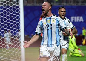 Aleksis Mek Alister slavi gol Argentine