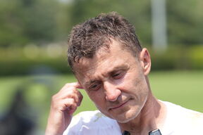 Saša Ilić se češe po glavi.