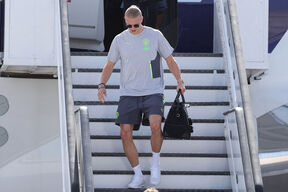 Erling Holand izlazi iz aviona