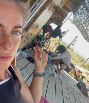 Hristina Popović sa dečkom na moru1.jpg