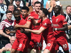 Nabi Keita slavi gol za Liverpul sa Luisom Dijazom, Diogom Žotom, Endijem Robertsonom i Sadio Maneom