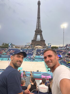 Novak Đoković i njegov brat Marko Đoković gledaju odbojkaški meč na pesku na Olimpijskim igrama u Parizu