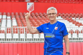 Doktor Borko Vukosav pozira na stadionu Vojvodine
