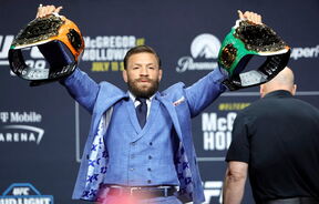 Konor Mekgregor podiže šampionske pojaseve UFC