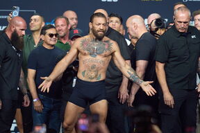 Konor Mekgregor pozira fotografima na merenju u Las Vegasu