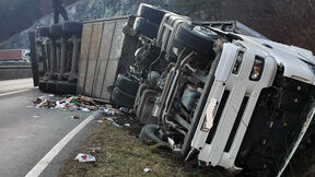 Srpski šleper slupan na nemačkom auto-putu.jpg