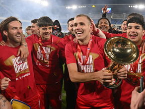 Krilni fudbaler Vladimir Lučić slavi osvajanje trofeja sa Crvenom zvezdom.