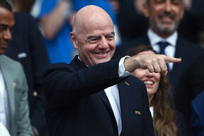 Đani Infantino pokazuje prstom.