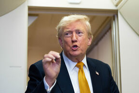 Donald Tramp diže prst.