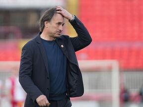 Miroslav Tanjga se drži za glavu.