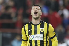 Luka Jović prioslavlja pobedu AEK-a