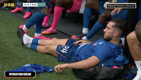 Rajan Šerki leži na travi.