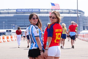 Devojke u dresovima Argentine i Španije pred finale Svetskog prvenstva.