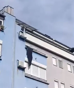 Otpali delovi krova zgrade u Smederevu tokom nevremena (2).jpg