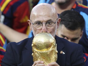 Luis de la Fuente ljubi pehar prvaka sveta.