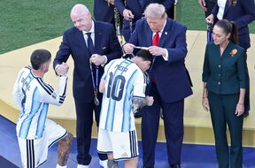 Donald Tramp daje medalju Lionelu Mesiju